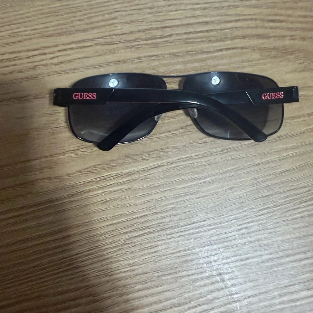 GUESS MEN METAL NAVIGATOR SUNGLASSES Black Red